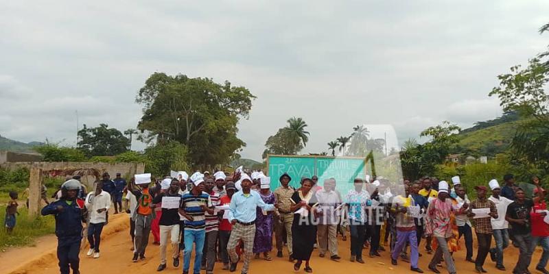 des enseignants manifestants à Popokabaka