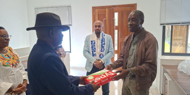 Huit Mulongo reçoit symboliquement les matériels