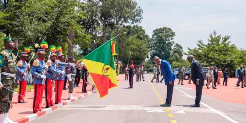 Les ministres de défense de deux Congo saluant la drapeau de l'armée congolaise
