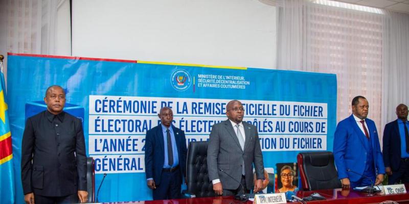 Cérémonie de la remise officielle du fichier électoral des électeurs enrôlés au cours de l’année 2022 à l'ONIP 