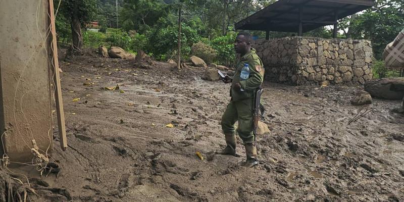 Un éco garde sur le site inondé 