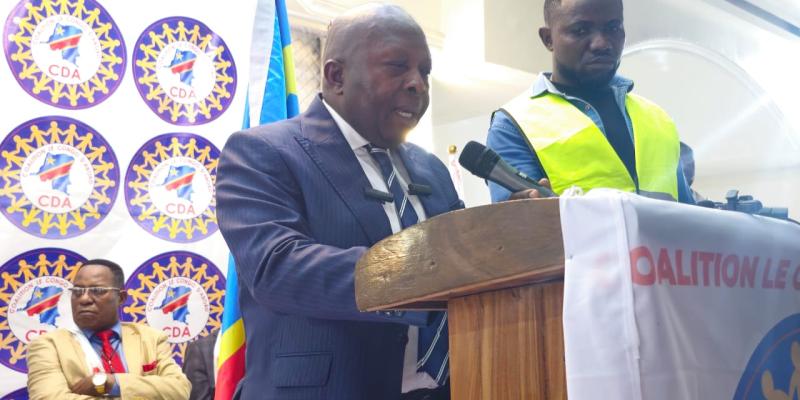 Toussaint Alonga s'exprimant lors du lancement de Congo d'Abord