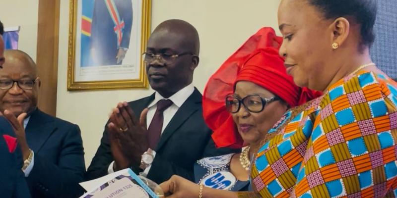 Annie Matundu entourée des personnalités publiques lors de la présentation de son ouvrage sur la 1325 