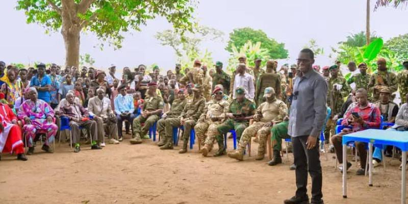 Reddition des Mobondo au Kwango en présence d'Eliezer Ntambwe, ministre délégué à la Défense