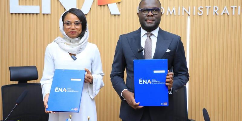 Les directeurs généraux de l'ARE et de l'ENA arborant le Protocole d'accord à l'issue de la cérémonie de signature mardi 20 mars 2026, à Kinshasa