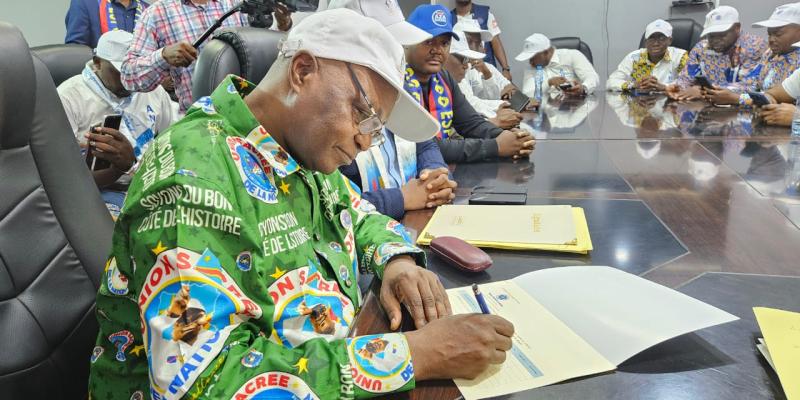 Norbert Basengezi lors du dépôt de sa candidature à l'USN pour le poste de deuxième Vice-président de la CENI 