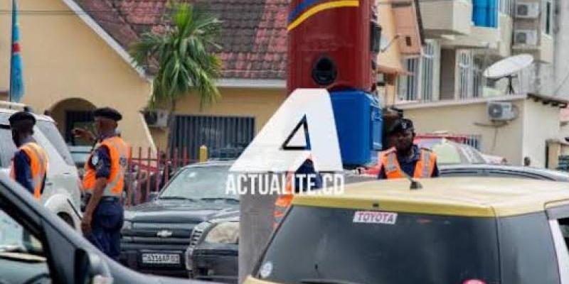 Un robot régulateur sur le boulevard du 30 juin à Kinshasa