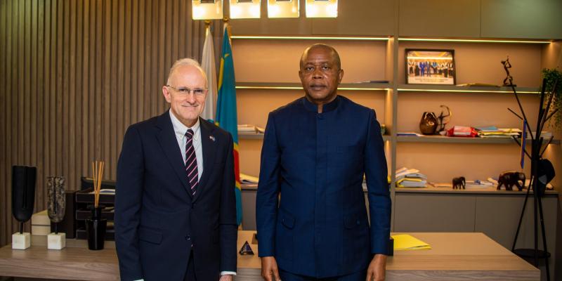 Denis Kadima et Ian J. McCary, chargé d’affaires de l’ambassade des États-Unis en RDC