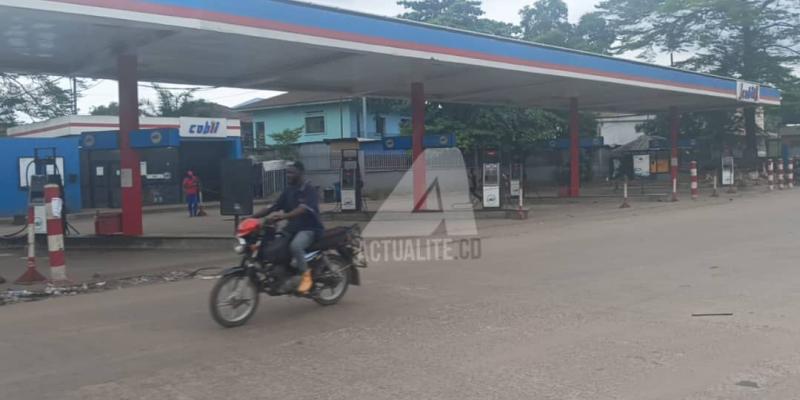 Une station-service à Kinshasa, mercredi 25 mars 2026