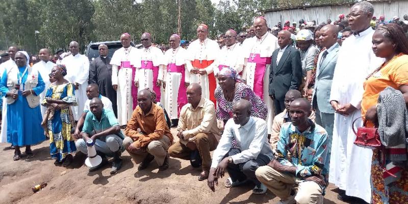 Des évêques catholiques conduits par le cardinal Fridolin Ambongo en visite dans un site des déplacés à Bunia