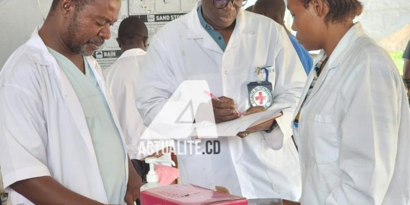 L'équipe médicale au chevet des blessés à l'hôpital général de référence de Fizi