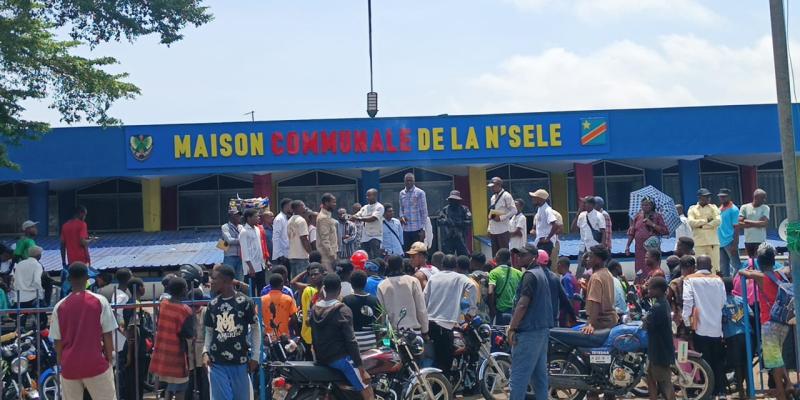 Un rassemblement des taximen motos devant la maison communale de N'sele