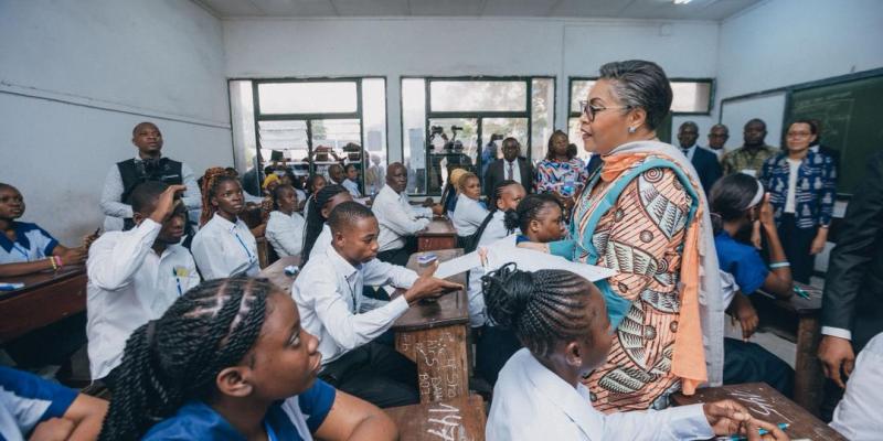 La Première ministre Judith Suminwa dans une salle de classe 