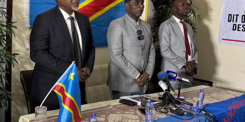 Au milieu, Eugène Diomi Ndongala, lors d'une conférence de presse à Kinshasa 