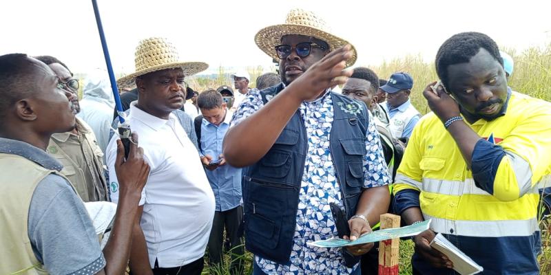 Le coordonnateur de Prodan, Cédric Mutombo Kahia, avec des soumissionnaires