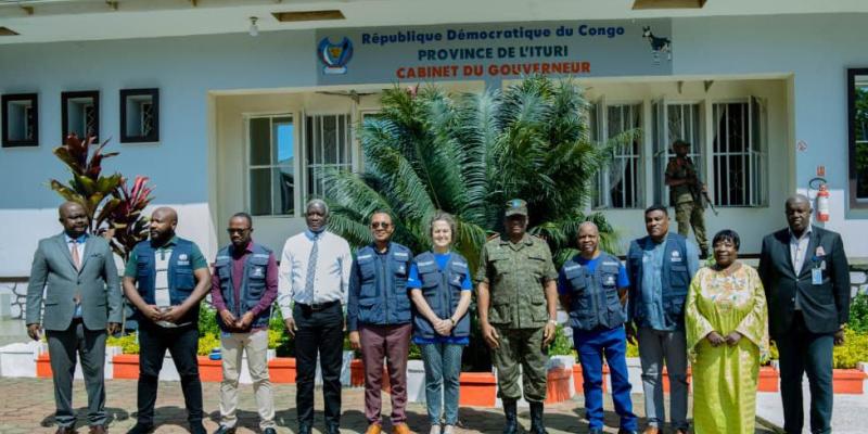Anne Ancia, représentante pays intérimaire de l’OMS en RDC chez le lieutenant-général Johnny Luboya, gouverneur militaire de l’Ituri