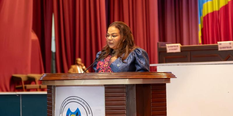 Thérèse Kayikwamba, ministre des Affaires étrangères lors d'une intervention à l'Assemblée nationale 