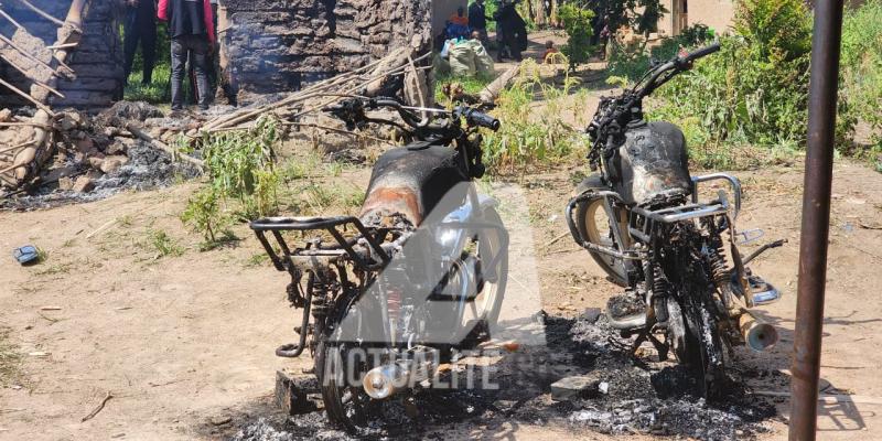 Des motos incendiées lors de l'attaque des ADF à Mbau 