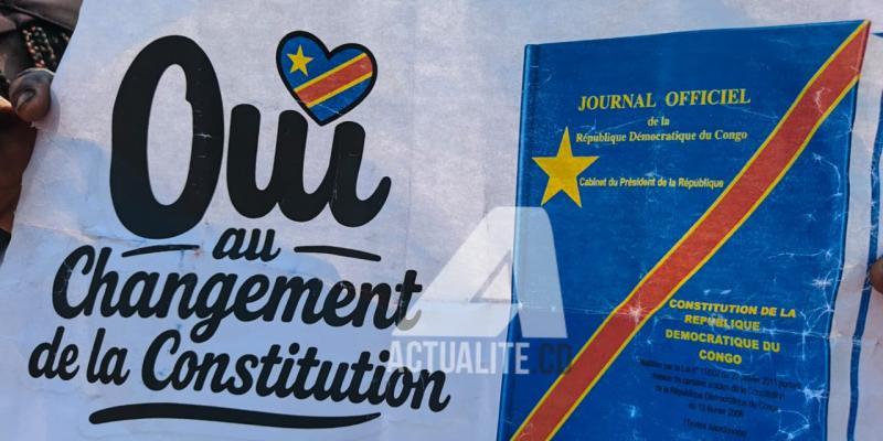 Une affiche de campagne pour le changement de constitution 