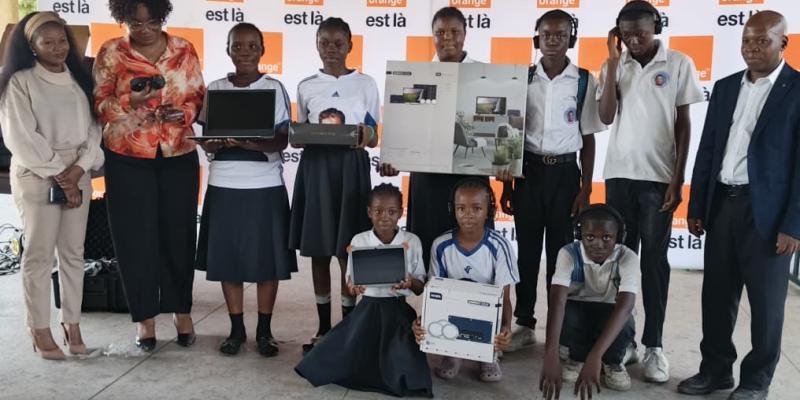 Remise d'un don de Orange RDC à l'écolé primaire Don Bosco de Masina, à Kinshasa