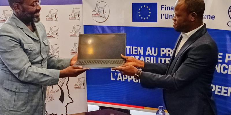 Le coordonnateur national adjoint de P-DDRCS recevant les matériels de soutien au programme 