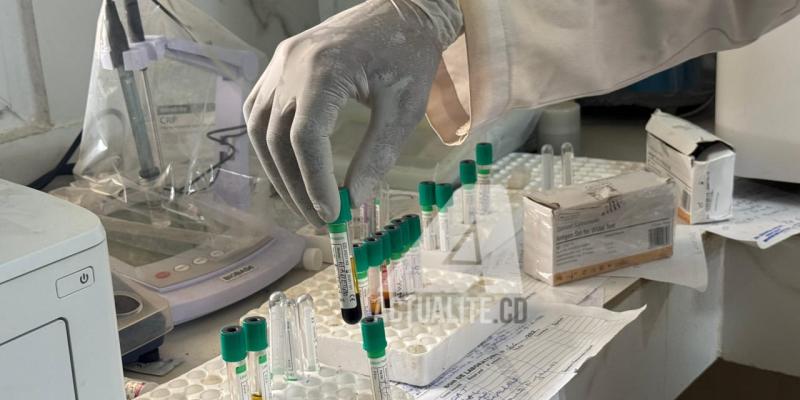 Analyse d’échantillons de sang dans un laboratoire de la ville de Kikwit.
