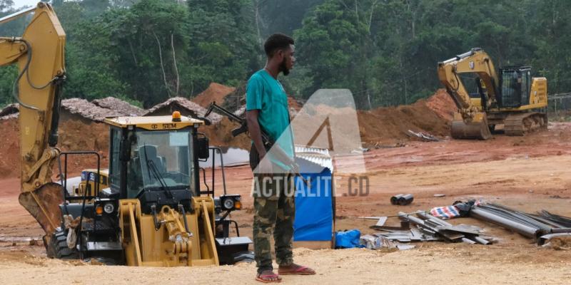Un milicien Simba sur le ite d'exploitation 