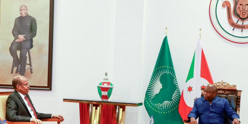 Le Président de la Commission de l'UA, Mahmoud Ali Youssouf, reçu par Évariste Ndayishimiye, président de Burundi et président de l'Assemblée de l'UA, en amont du sommet de l'UA sur Ebola