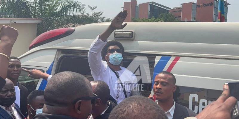Constant Mutamba descendant du véhicule à son arrivée à l'audience dans l'affaire Frivao 