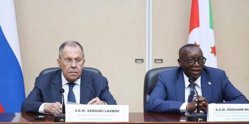 Edouard Bizimana, ministre burundais des Affaires étrangères, de l'Intégration régionale et de la Coopération au développement, et son homologue russe Sergueï Viktorovitch Lavrov 