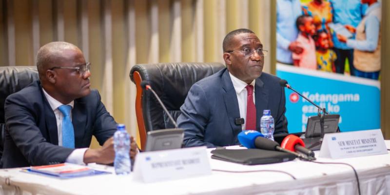 À droite, le ministre Gylain Nyembo
