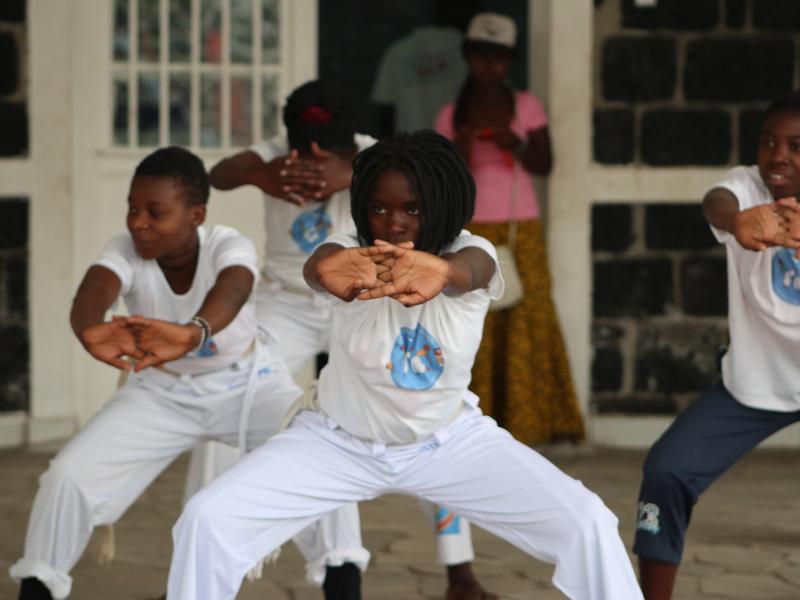 Des adolescentes en pleine pratique de capoeira