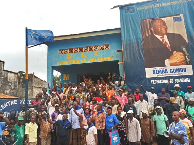Militants du MLC au siège du parti au Sud-Ubangi