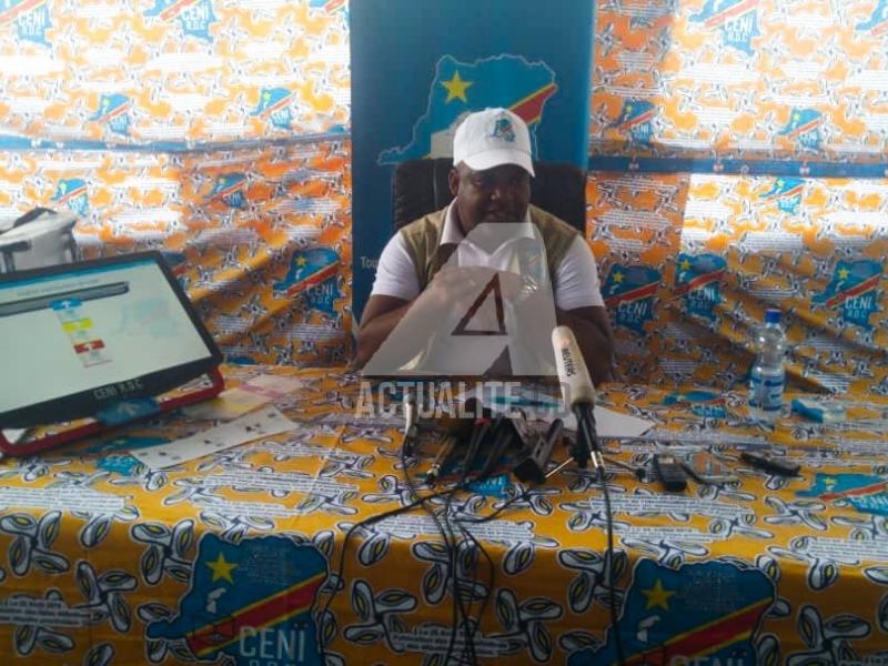 Corneille Nangaa sensibilise sur l'utilisation de la machine à voter (Photo ACTUALITE.CD)