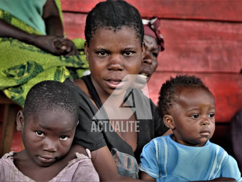 Une mère et ses trois enfants qui ont fui les combats après qu’un groupe armé ait attaqué son village. 