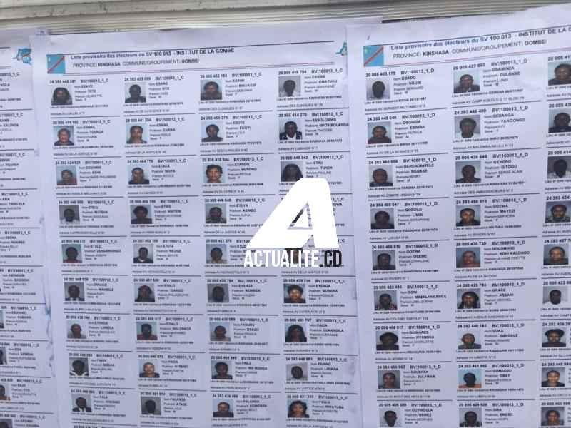 Listes des électeurs affichées dans une école à Kinshasa