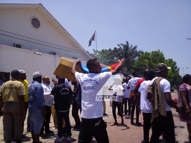 Des jeunes congolais manifestent devant l'ambassade d'Angola à Kinshasa 