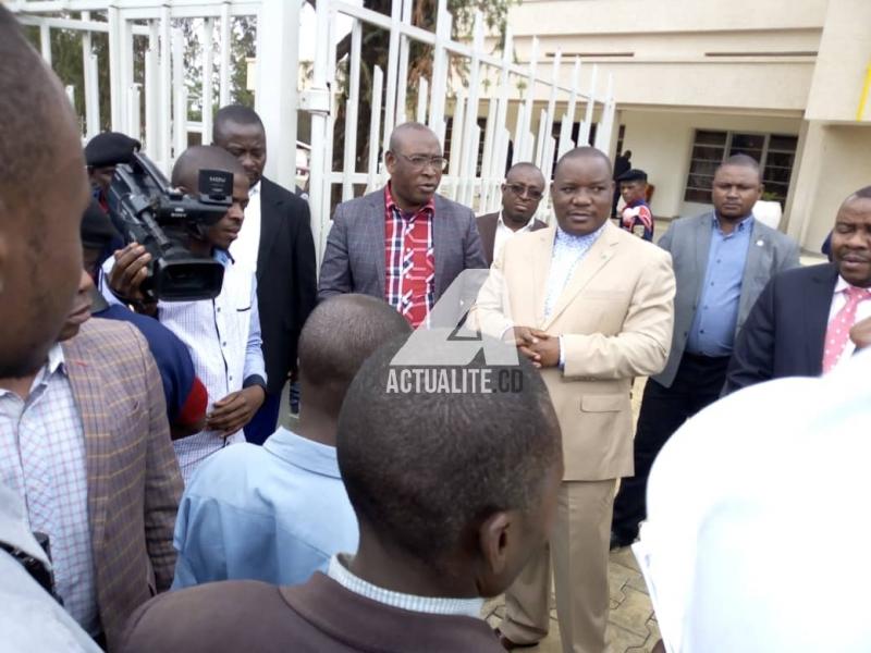 Le gouverneur Claude Nyamugabo s'adresse aux enseignants qui ont manifesté après avoir décrété une grève de trois jours pour protester contre l'insécurité