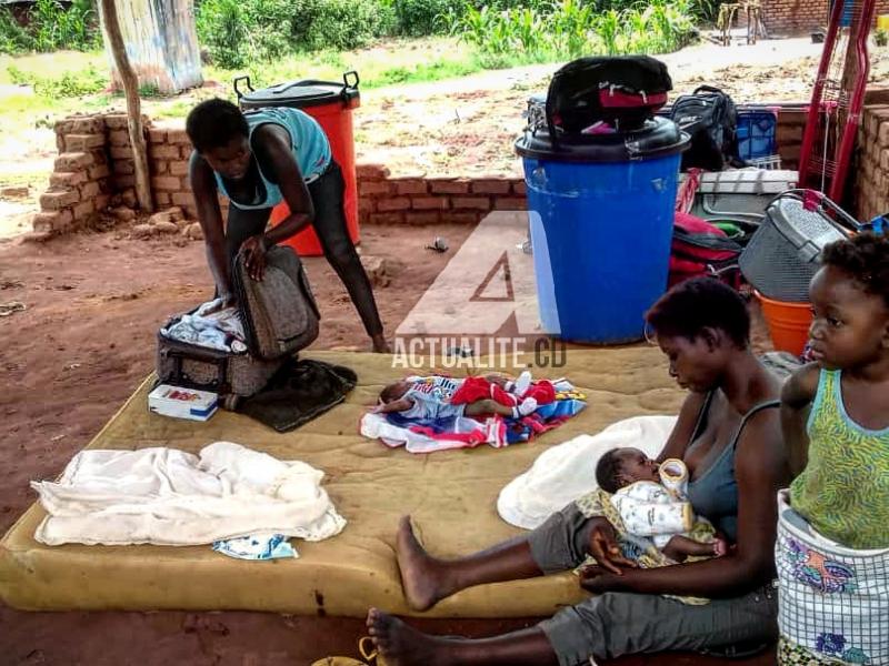 Les congolaises refoulées d'Angola avec leurs nourrissons à Kamako
