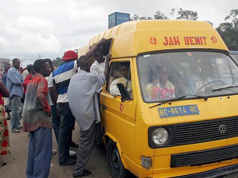 Un taxi qui embarque les clients dans un arrêt de Bus à Kinshasa