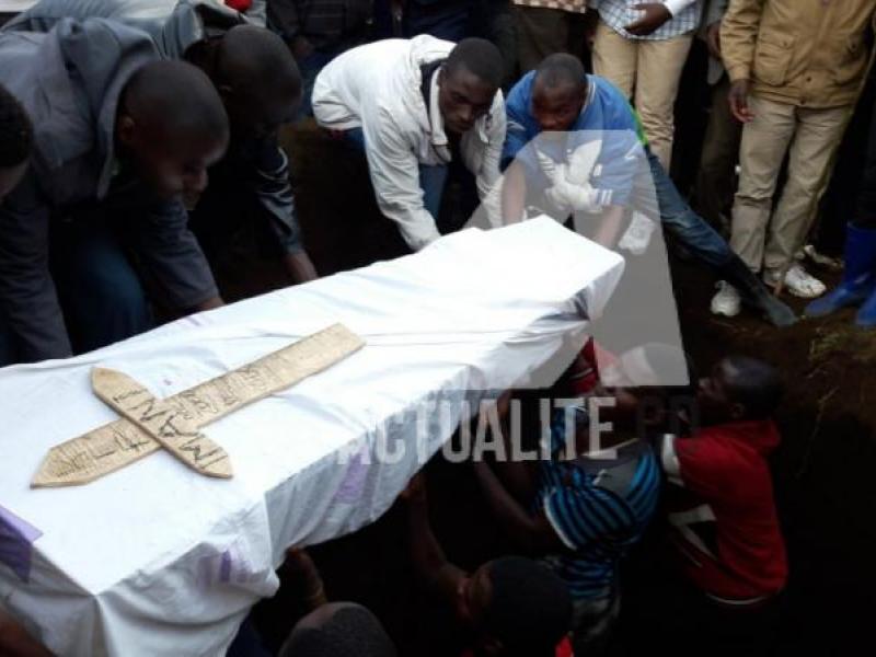 Inhumation d'une victime des tueries à Rubaya