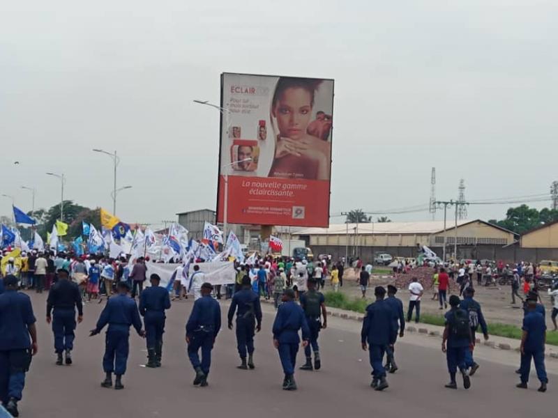 La police encadre l'arrivée des partisans à Kinshasa / Ph. Christine Tshibuyi 