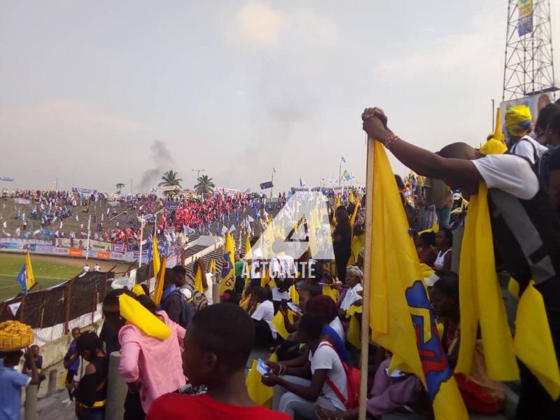 Les militants au stade Tata Rahaël lors du meeting du Front commun pour le Congo / Ph. Christine Tshibuyi 