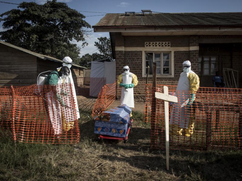 Une équipe de riposte désinfecte le cercueil d'un homme mort d'Ebola à Beni / PH. DROITS TIERS 