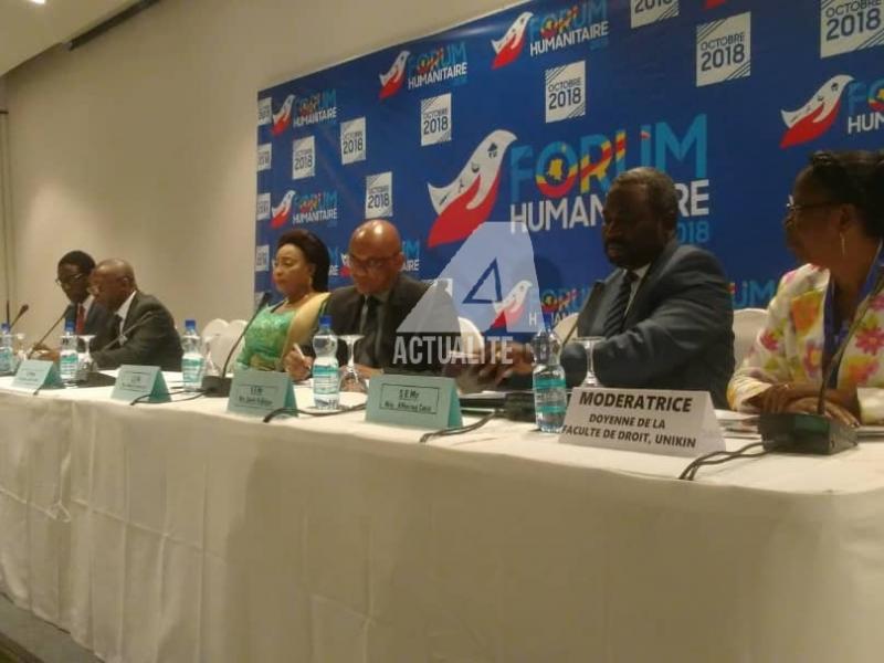 Les membres du gouvernement et d'autres participants au forum humanitaire 2018