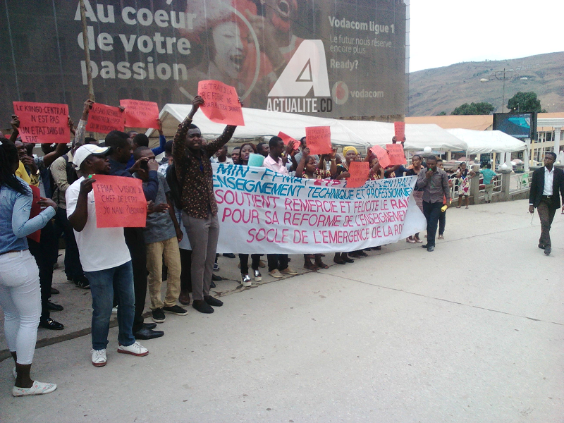 Manifestation devant le bâtiment administratif (Photo ACTUALITE.CD)