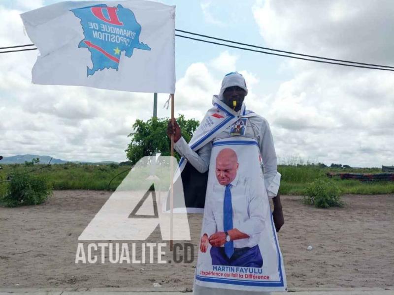 Un militant arborant l'effigie de Martin Fayulu/Ph. Christine Tshibuyi