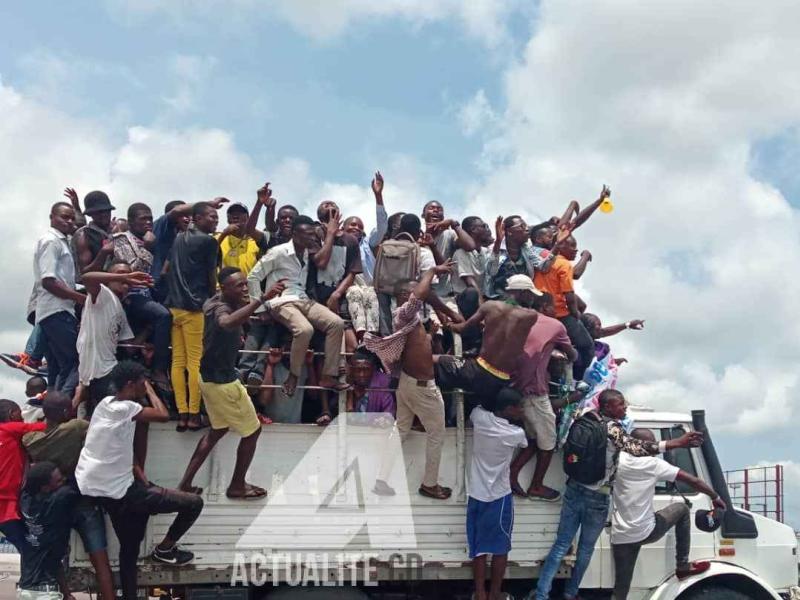 Les étudiants à bord de camion se rendent l'aéroport de N'djili pour accueillir Martin Fayulu