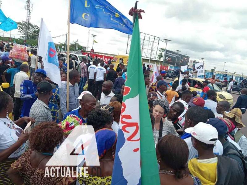 Les militants des partis politiques à l'aéroport de N'djili pour accueillir Martin Fayulu/Ph. Christine Tshibuyi