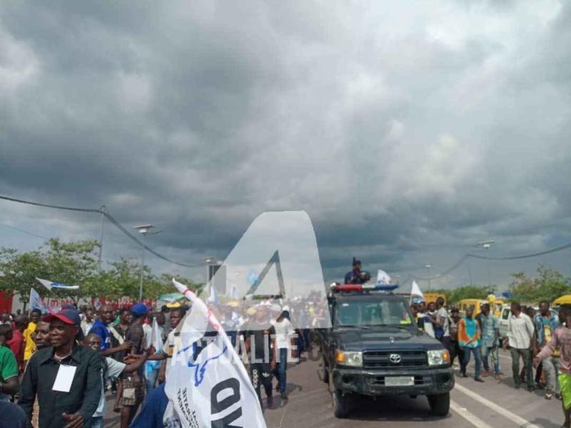 Le convoi de Martin Fayulu encadré par la police quitte l'aéroport de N'djili